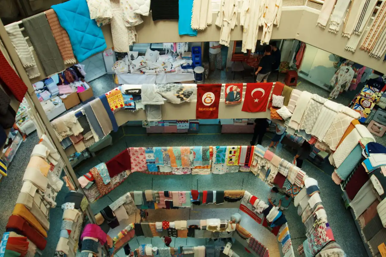 滕州敏陶阅服装店2025春季女装新款面料与版型设计解析
