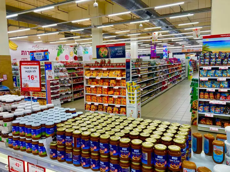 滕州服装零售门店2025年春夏流行趋势与选品策略解析