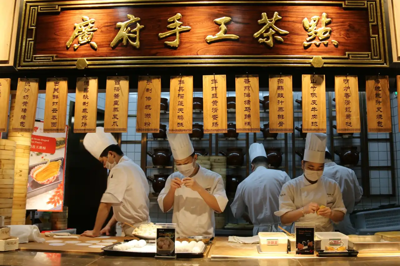 滕州市敏陶阅服装店2024年春夏女装系列面料工艺升级解析