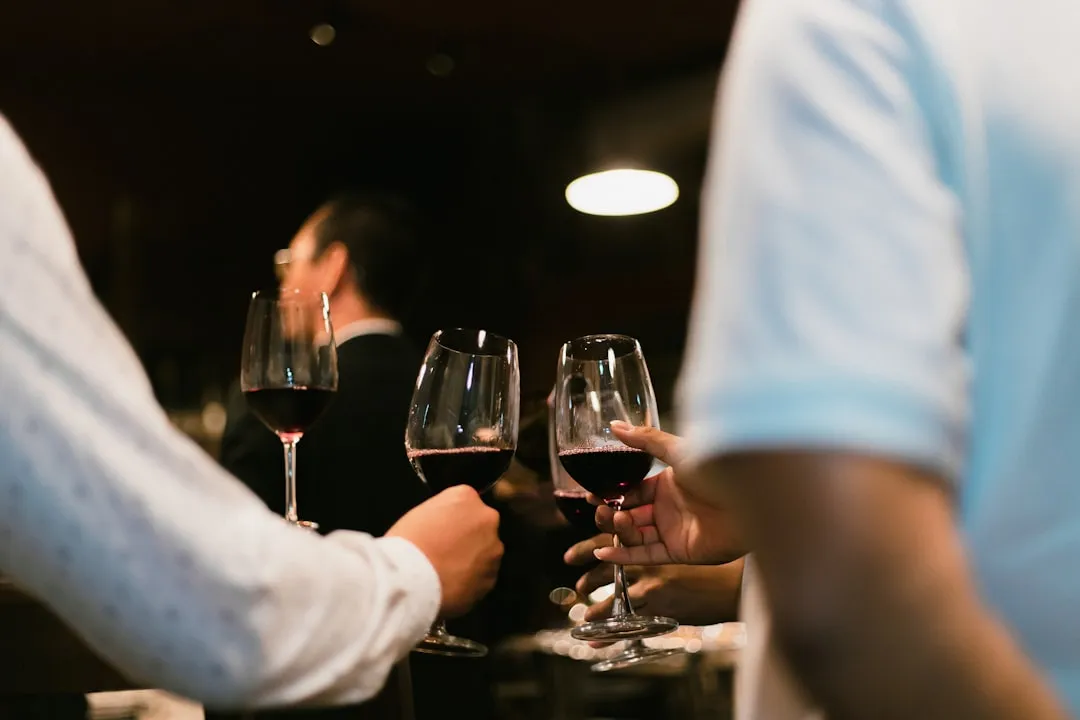 滕州敏陶阅服装店2025春季女装新款面料与版型技术解析