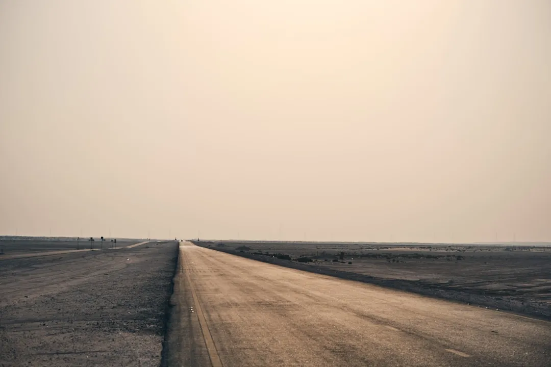 滕州地区服装零售业2025年秋冬流行趋势与面料技术分析
