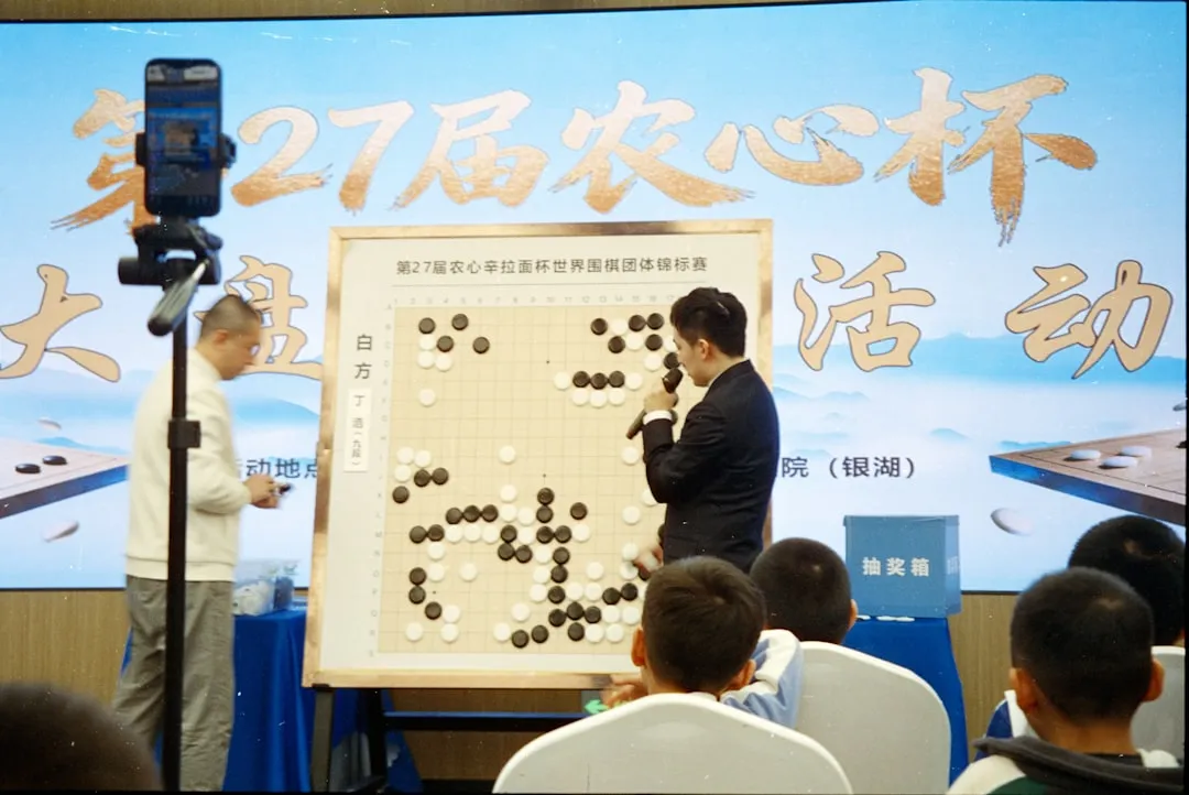 滕州市敏陶阅服装店2024秋冬女装系列面料工艺与版型设计解析